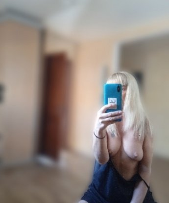 Со мной ты окунешься в мир страсти и наслаждений. Я с радостью охвачу тебя волной желания, исполняя все твои горячие фантазии. У меня есть множество возможностей, чтобы сделать твой опыт незабываемым. Приму тебя в своей уютной квартире в Москве, где создам идеальную обстановку для нашей встречи. Самые смелые предложения - только для тебя. Посмотри мои фото, чтобы убедиться в моей привлекательности. Уже не могу дождаться нашей встречи! Мария
